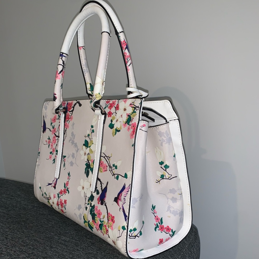 Spring Guess Purse - Picture 4 of 8